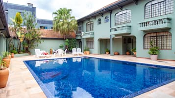 Piscina interna, piscina externa, espreguiçadeiras