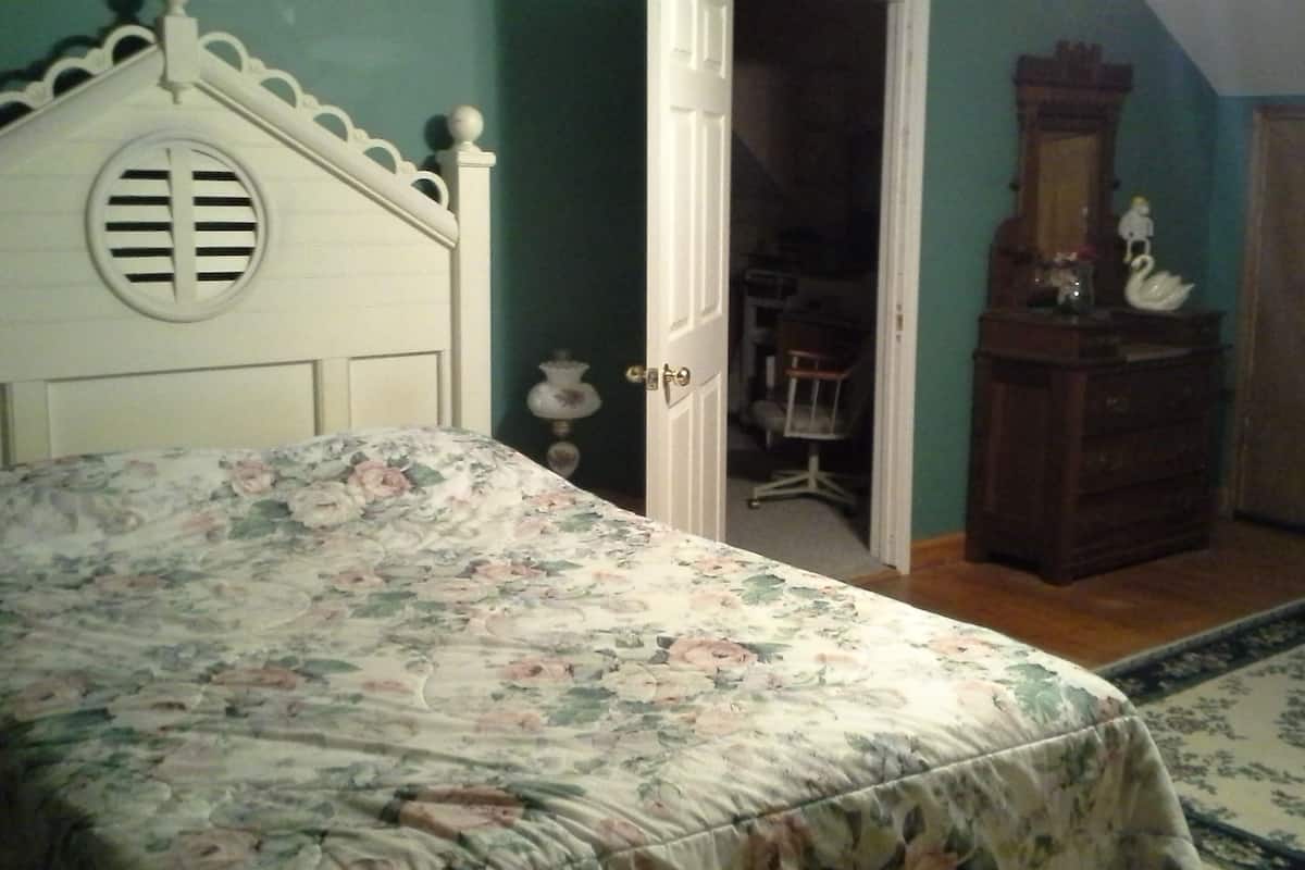 Iron/ironing board, individually decorated, individually furnished