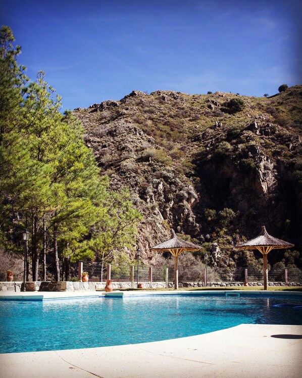 季節性室外游泳池，開放時間為 10:00 至 20:00，提供泳池遮陽傘和日光浴躺椅