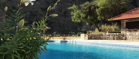 Piscine extérieure (ouverte en saison), parasols de plage