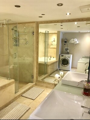 Deluxe Apartment | Bathroom