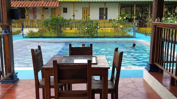 Bar junto a la alberca