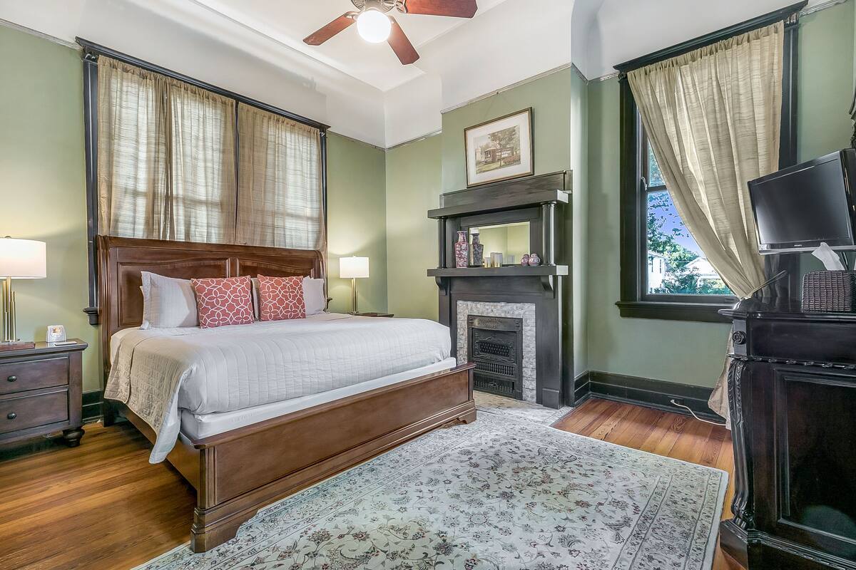 Classic Suite | Egyptian cotton sheets, premium bedding, memory foam beds, desk