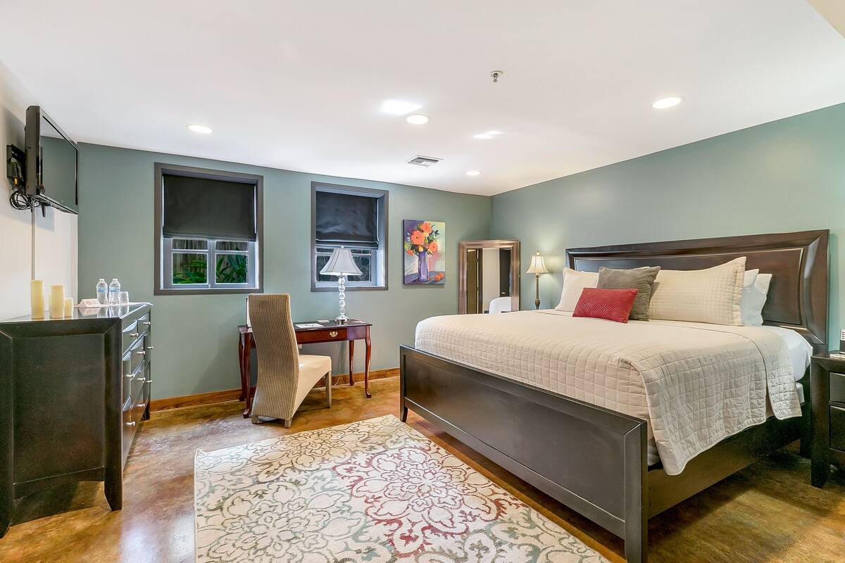 Standard Room | Egyptian cotton sheets, premium bedding, memory foam beds, desk