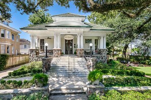 Front of property - Canal Street Inn (New Orleans)