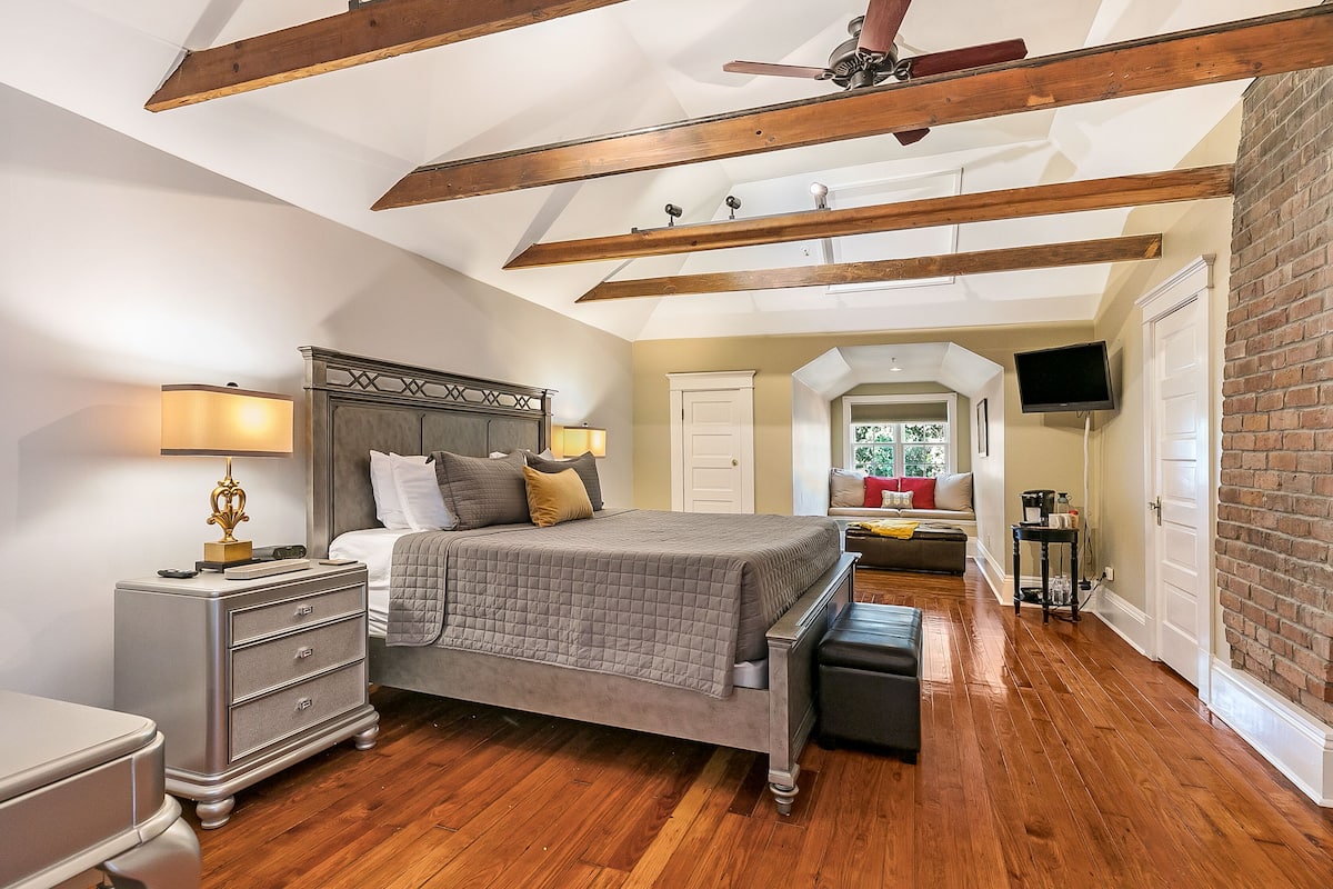 Luxury Single Room | Egyptian cotton sheets, premium bedding, memory foam beds, desk