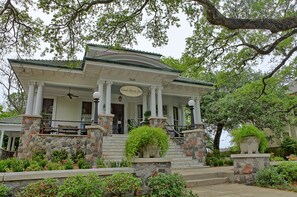Front of property - Canal Street Inn (New Orleans)