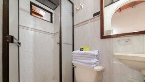 A bathroom with a toilet, a sink, and a shower area. - Ayenda 1234 Imperio 70 (Medellín)
