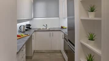 Apartment, 1 Bedroom | Private kitchen | Fridge, oven, stovetop, coffee/tea maker