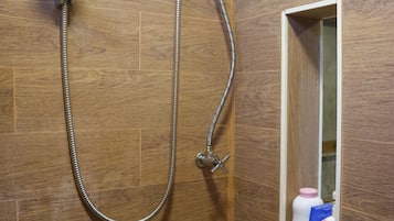 Serviettes fournies, savon, shampoing