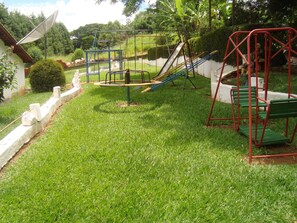 Parquinho infantil com  gira gira,  trepa trepa,  balanços  e gangorra.