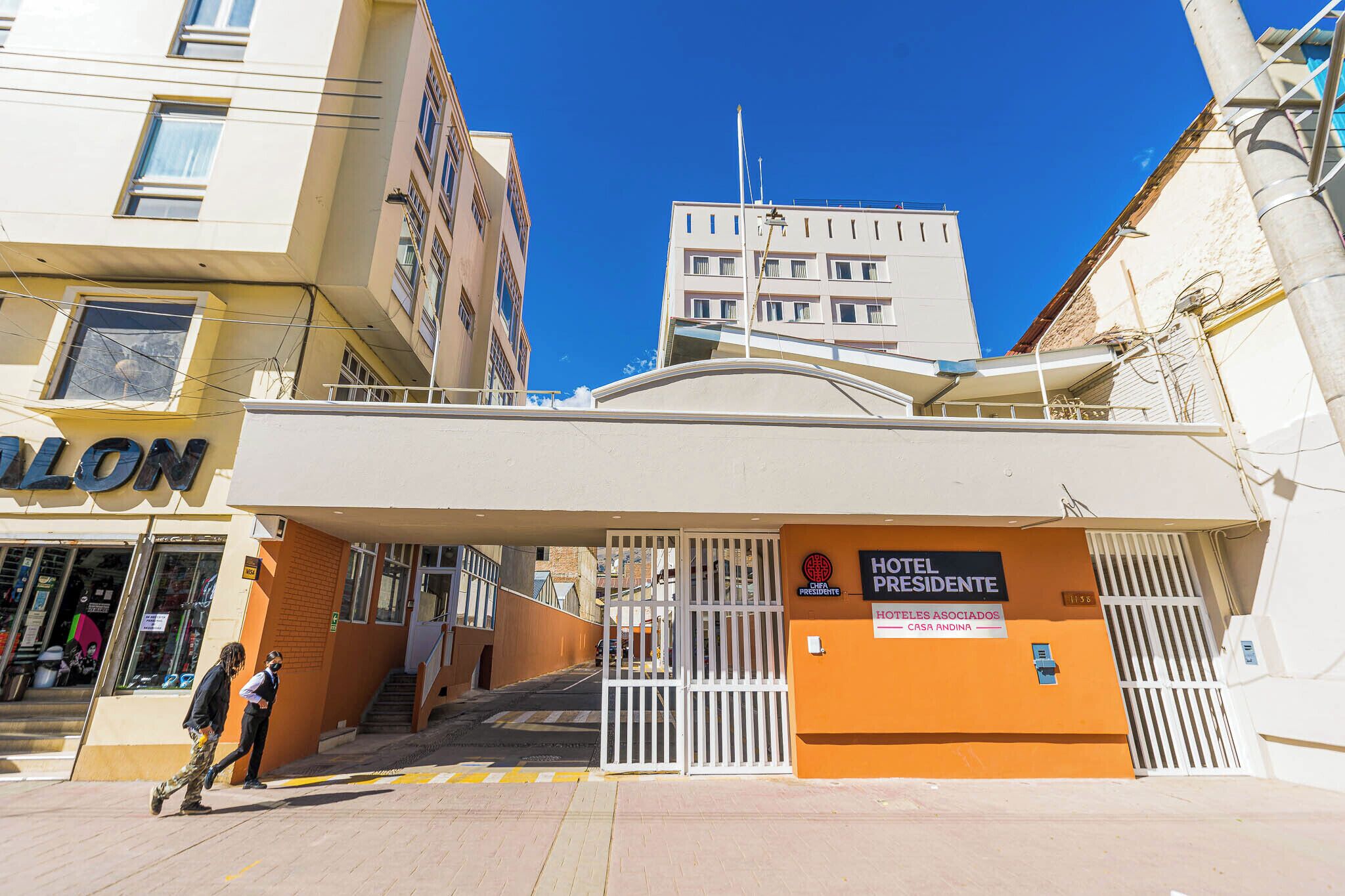 Vista frontal de la propiedad