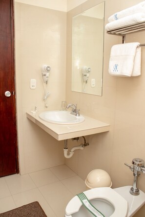 Tourista | Bathroom | Shower, free toiletries, hair dryer, towels - Hotel Presidente Huancayo Asociado Casa Andina (Huancayo)