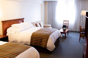 Junior suite, 2 queensize bedden | Een bureau, verduisterende gordijnen, gratis wifi