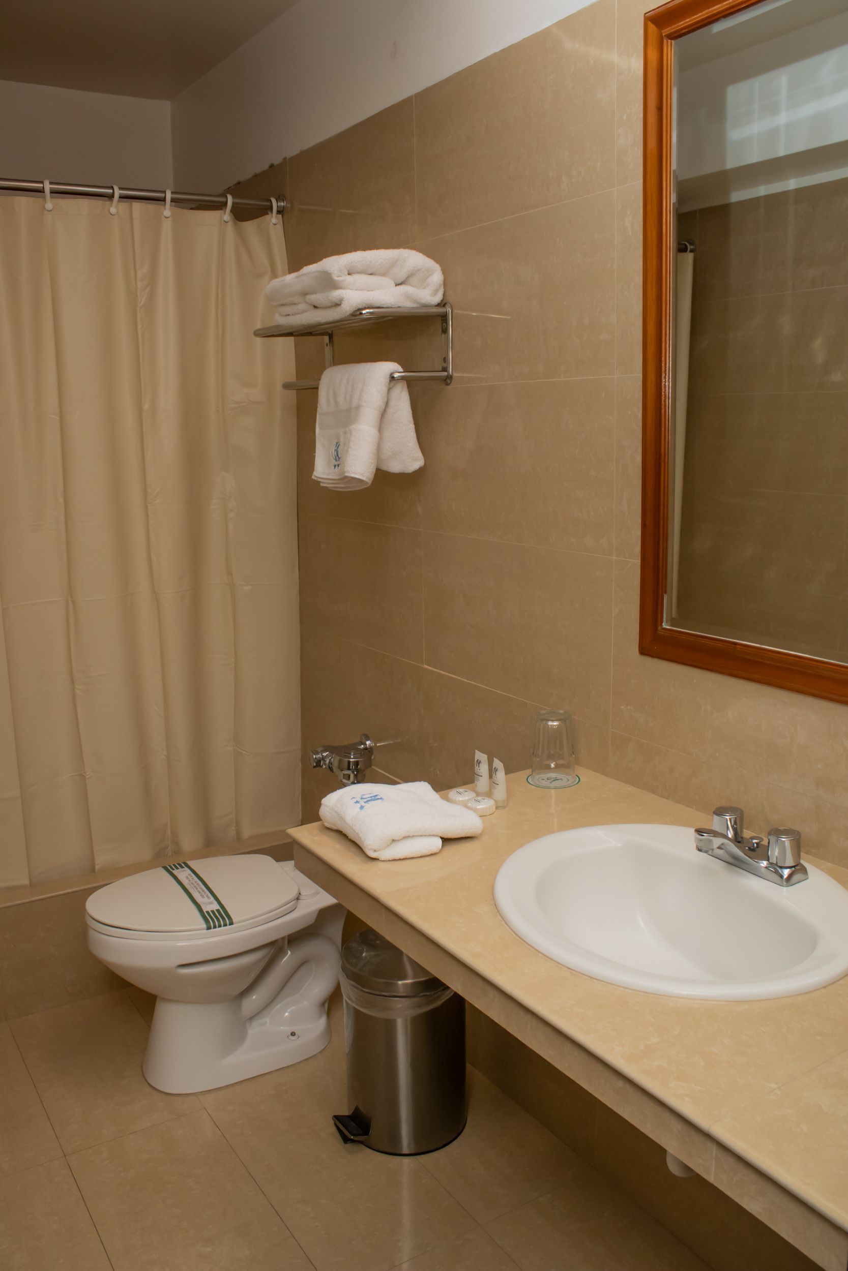 Une salle de bain moderne équipée de toilettes, d’un lavabo et d’une douche.