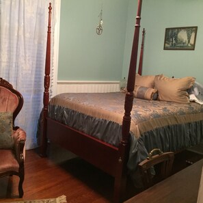 Luxury House | Premium bedding, memory-foam beds, individually decorated - 1895 J. M. Henry House Vacation Rental (Monticello)