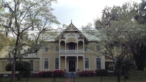 Exterior detail - 1895 J. M. Henry House Vacation Rental (Monticello)