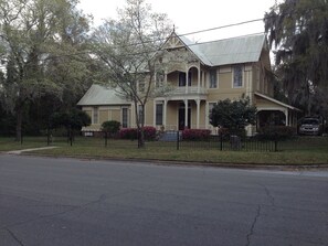 Exterior - 1895 J. M. Henry House Vacation Rental (Monticello)