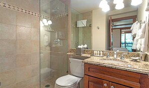Condo, 2 habitaciones | Baño | Secadora de cabello, toallas, shampoo 