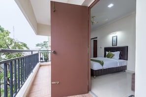 Premium bedding, down comforters, in-room safe, individually decorated - Mount Kailash Suites (Chennai)