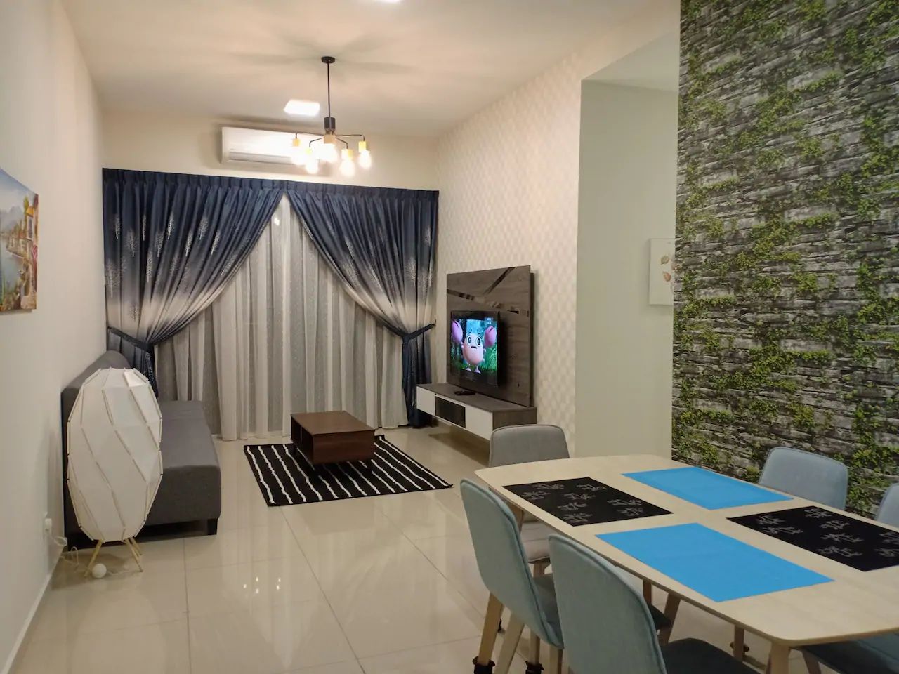 Căn hộ trung tâm thành phố | Phòng khách | TV màn hình phẳng 