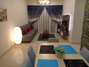 Apartemen Kota | Ruang keluarga | TV layar datar