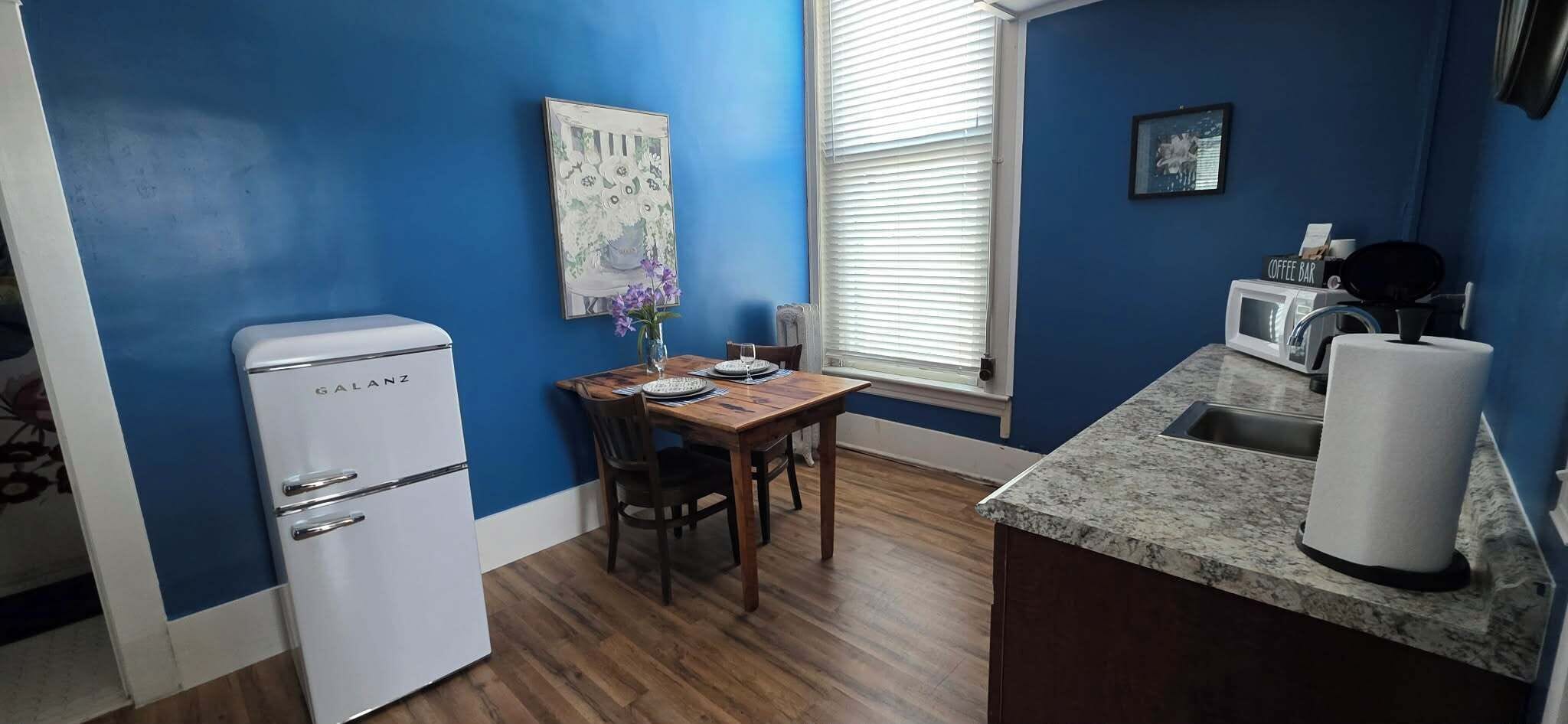 Single King Suite - Room 1 | Private kitchenette | Fridge, coffee/tea maker