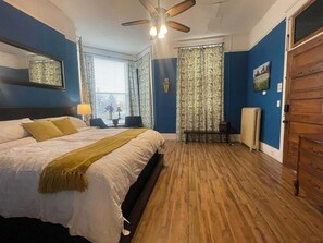 Single King Suite - Room 1 | Seprai premium, bantalan ekstra lembut, dan didekorasi berbeda-beda