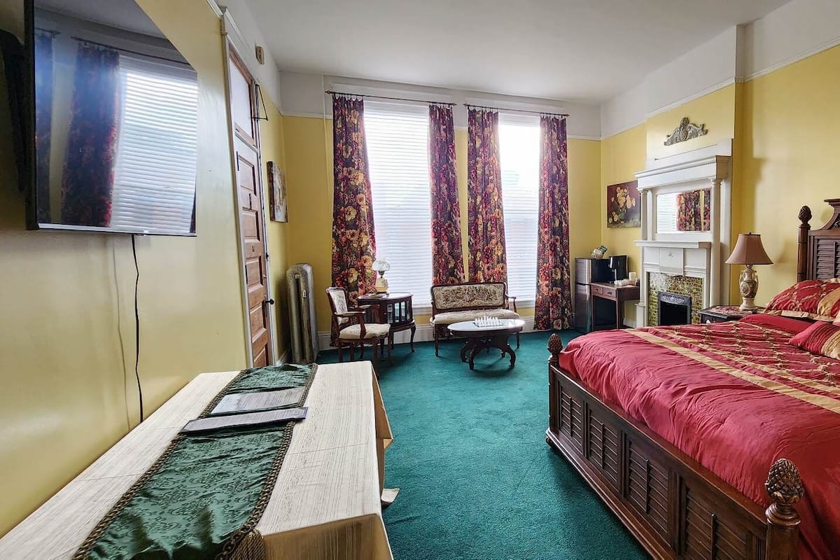 Single King - Room 2 | 1 bedroom, premium bedding, pillowtop beds, individually decorated