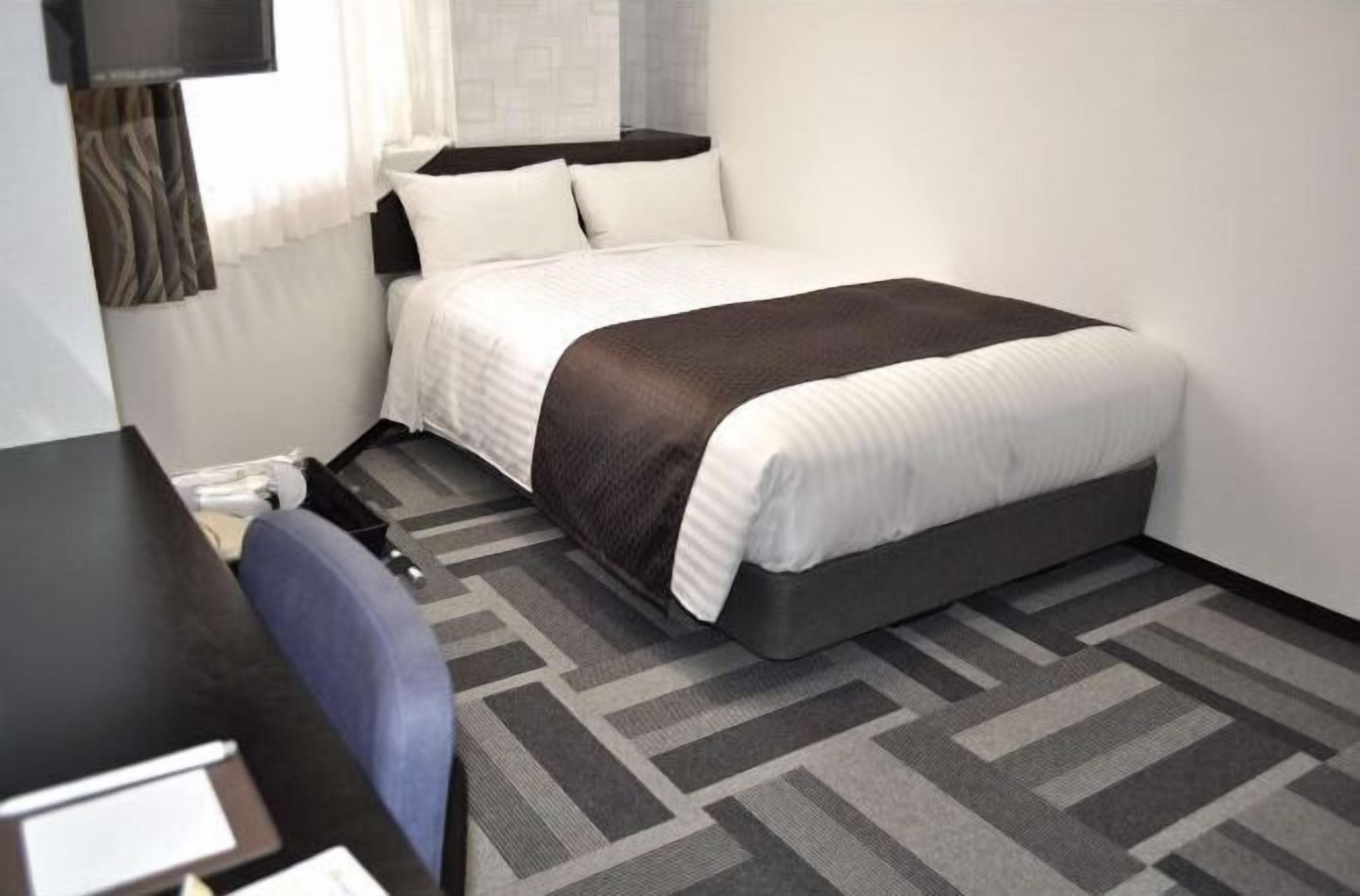 Blackout drapes, free WiFi, bed sheets