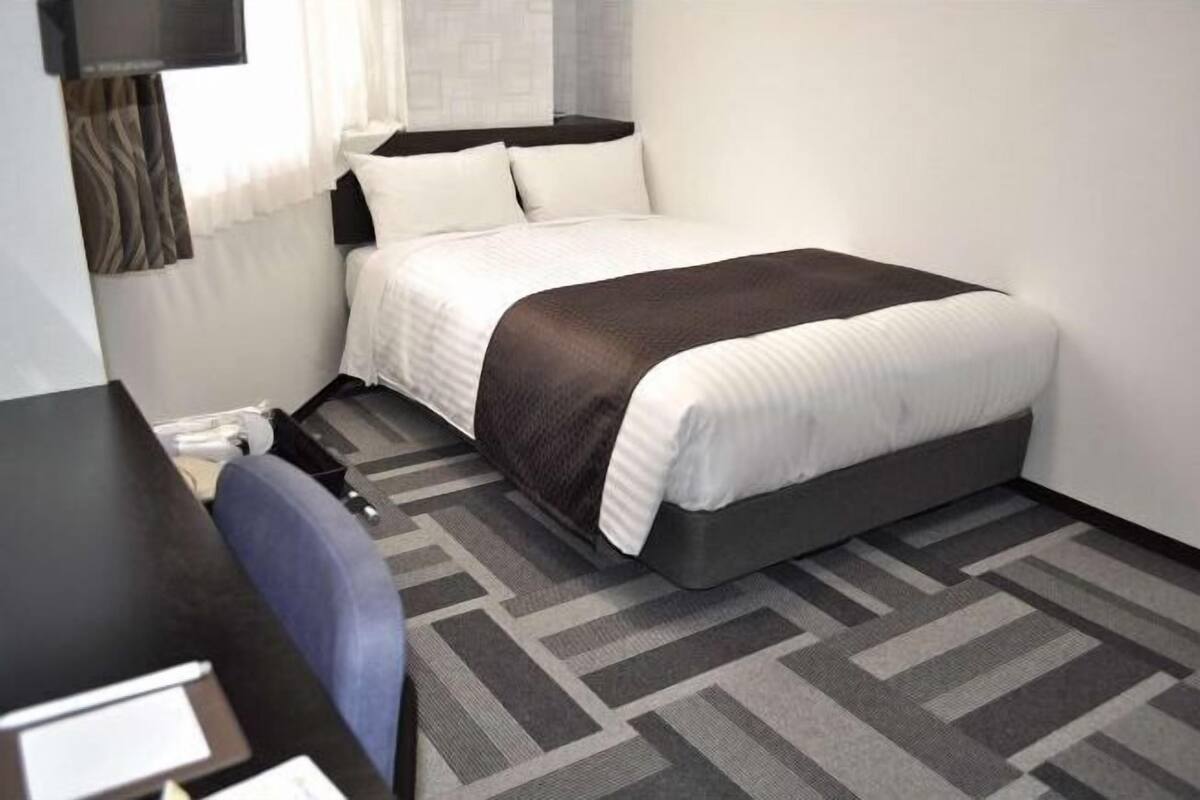 Blackout curtains, free WiFi, bed sheets