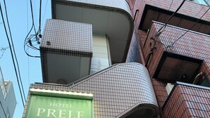 A hotel sign for "Hotel Prele Shinkan" with a tiled facade and a curved balcony. - HOTEL PRELE SHINKAN (Tokyo)