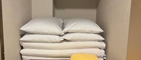 Habitació quàdruple bàsica | Cortines opaques, wifi gratuïta i roba de llit