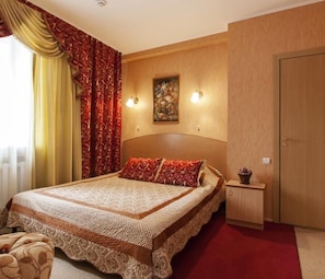 In-room safe, blackout curtains, iron/ironing board - Oniks Hotel (Irkutsk)