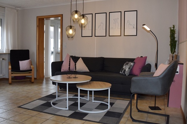 Ferienwohnung 100 qm - lichtdurchflutet und mit Balkon-Wohnzimmer