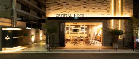 Fassade der Unterkunft – Abend/Nacht