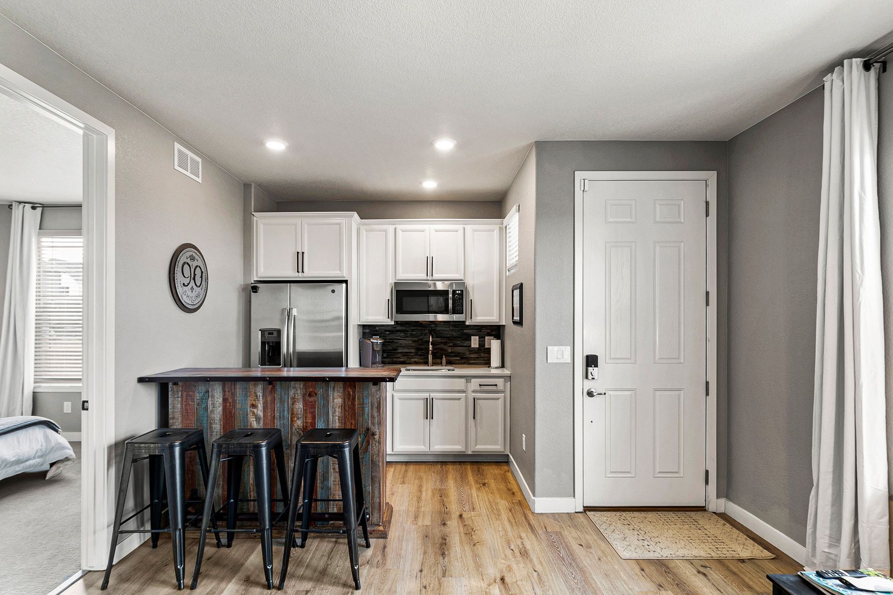 Een koelkast, een magnetron, een koffiezetapparaat/waterkoker