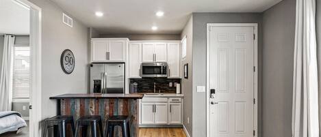 Refrigerador, microondas, cafetera/tetera, tostadora