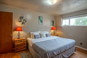 1 bedroom, desk, iron/ironing board, WiFi