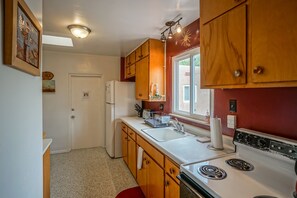 雪櫃、微波爐、焗爐、爐具