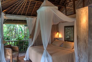 5 bedrooms, internet, bed sheets - Amazing 5BR Villa, Seminyak - In The HEART Of The Life Center! , W/Swimming Pool (Seminyak)