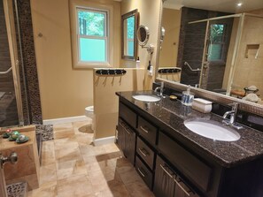 Shower, jetted bath, hair dryer, bathrobes - CREEKSIDE-ATLanta Terrace-Level Guest Suite/23min to MidTown & Down Town Atlanta (Atlanta)