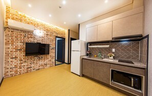 Room (203) | Living area | 49-inch flat-screen TV with satellite channels, TV