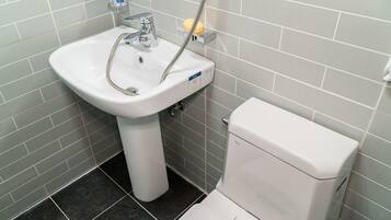 Kamer (203) | Badkamer | Een douche, gratis toiletartikelen, een haardroger, handdoeken