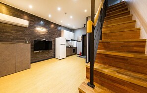 Room (302) | Living area | 49-inch flat-screen TV with satellite channels, TV