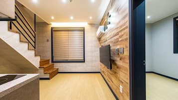 Room (303) | Living area | 49-inch flat-screen TV with satellite channels, TV