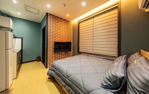 Room (102) | Free WiFi