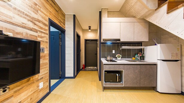 Room (303) | Living area