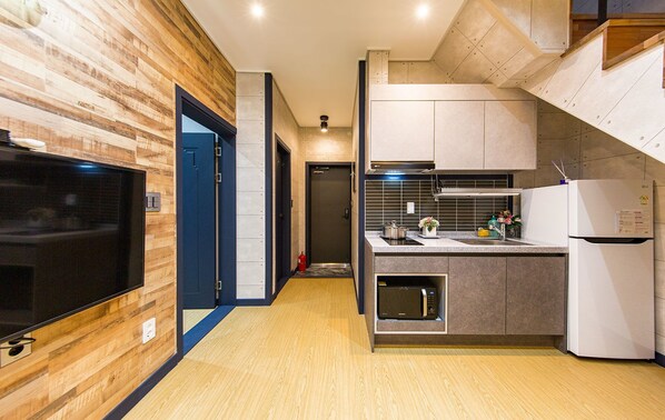 Room (303) | Living area | 49-inch flat-screen TV with satellite channels, TV - Byeolbam Pension (Boryeong)