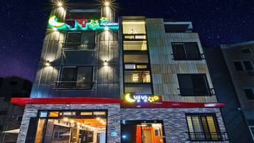 Voorkant accommodatie - avond/nacht